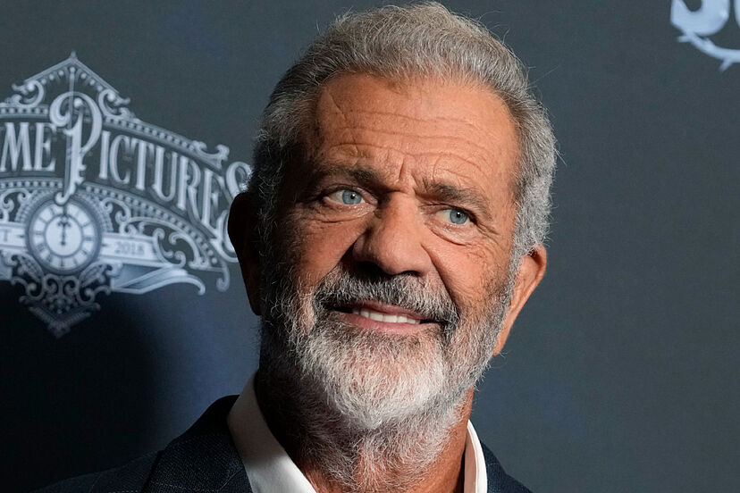 ankorinclan's tweet photo. Dijo una vez Mel Gibson tras perder su mansión de 14,5 millones de dólares en Malibú en el incendio de Palisades de enero de 2025:

“Obviamente es devastador, es emocional. Has vivido allí mucho tiempo y tenías todas tus cosas. ¿Recuerdas a George Carlin hablando de tus cosas? Tenía mis cosas allí y ahora es como si me hubieran liberado de la carga de mis cosas, porque todo está en cenizas. Nunca había visto un lugar tan perfectamente quemado. Podrías ponerlo en una urna. Al menos ya no tengo esos molestos problemas de fontanería. Estaba en Austin haciendo el podcast con Rogan y me sentía incómodo porque sabía que mi barrio estaba en llamas. Pensé: 'Me sorprendería si mi casa sigue allí'. Cuando llegué, efectivamente no estaba. Todo se puede reemplazar... son solo cosas. Siento que me están despojando y preparándome para algo más... Siento que el Todopoderoso me está preparando para hacer algo grande. Dios da, Dios quita. Entramos sin nada. Salimos sin nada. Buscad primero el reino de Dios; siempre estaréis bien. Primero pensé que era mala suerte, tragedia. Pero luego me di cuenta de que fue un manejo monumental por parte de nuestros funcionarios electos; y eso es lo más amable que se puede decir.”

A pesar del dolor y la crítica a la gestión oficial, Gibson mantuvo gratitud por la supervivencia de su familia (sus gallinas mascota se salvaron milagrosamente), la ayuda de vecinos y una visión de purificación espiritual: el fuego destruyó lo material para liberar y enfocar lo eterno. Porque, para él, las pérdidas materiales son efímeras; lo que permanece es la fe y la preparación para lo que viene.