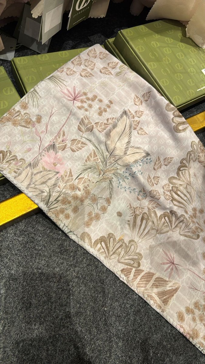 ezzahm's tweet photo. WTS BNIB Zyta Delia (maaf lupa apa serinya) warna Blush, beli via jastip di event kemarin. Harga tag 299,000, beli di jastip 130,000, aku jual 120,000 ajahhh. Jogja free ongkir. 

Cus beli sekarang biar bisa sampe sebelum lebaran. ✨🌸🛍️ https://t.co/CWysh8nBLM