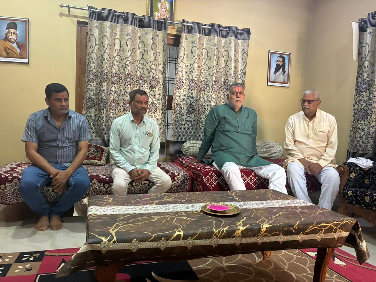 निर्विकार पथ के पथिक आदरणीय पुखराज सिंह जी चंदेल के पौत्र एवं पुष्पेन्द्र सिंह सोनू)के पुत्र के आकस्मिक देहावसान के बाद परिवार को गुलाल लगाकर सांत्वना दी ।सोनू बहुत छोटी उम्र में हमारे साथ परिक्रमा मे शामिल थे ।यह हमारे परिवार के लिए भी दुखद घटना है ।माँ नर्मदा हम सब को शक्ति