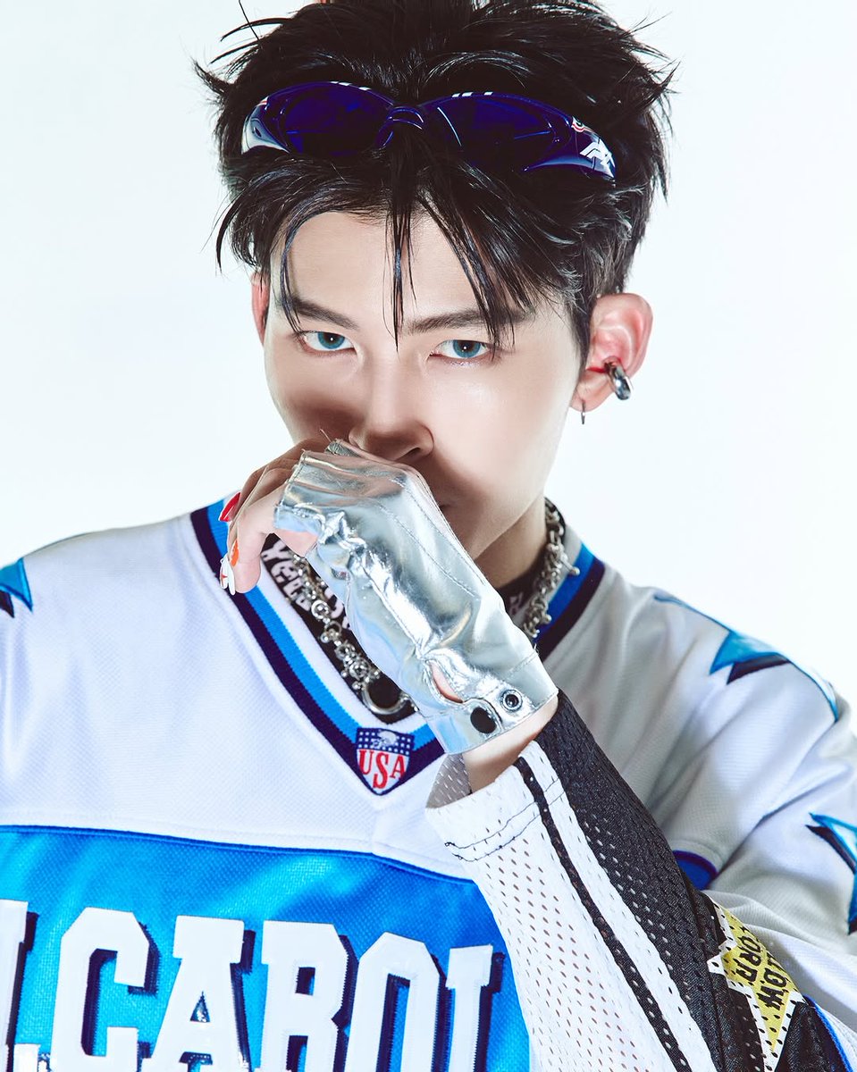 lertraipi's tweet photo. JUST NOTICED THE BLUE LENS AND THE NAILS FUCCCKKK THANK YOU TO WHOEVER GET THIS IDEA I OWE YOU BIGGGG 

#GENTLEMONSTER_CIRCUITCOLLECTION 
#ppnaravit @ppnaravit https://t.co/cVeok3MGzb