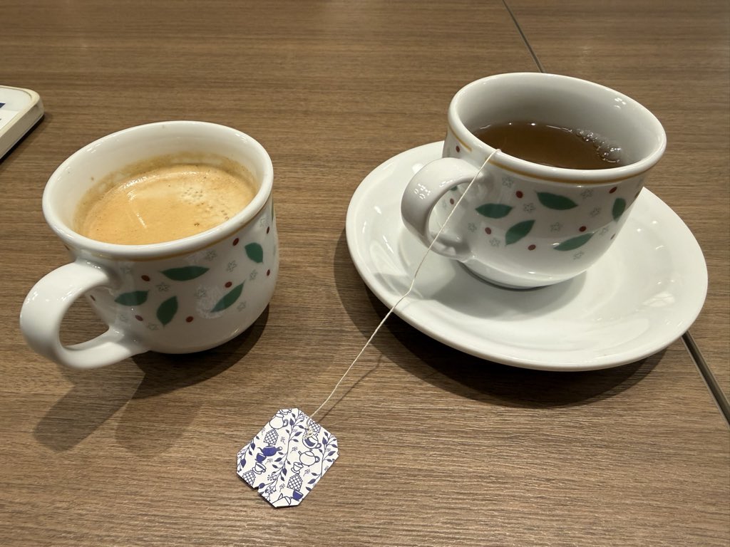 ジャスコとご飯！！
カフェラテ半分、半分だけにする！！！

1杯飲んだら8時間寝れない！
だから半分！！！