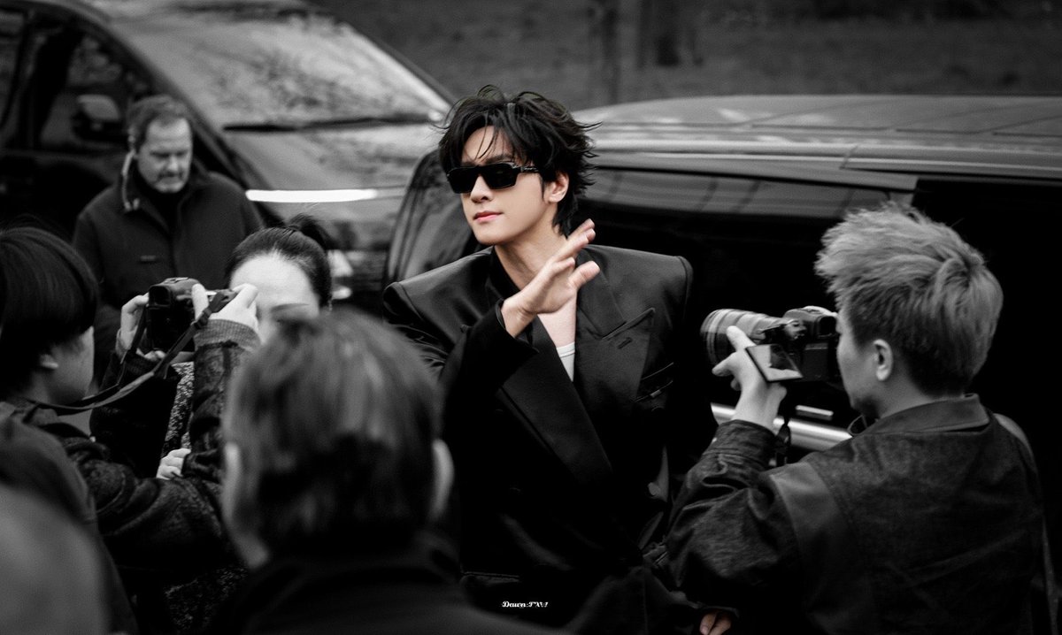 naneee218's tweet photo. Zhan Xuan presents Mugler designs with calm confidence at Paris Fashion Week 2026.

#ZhanXuanPFW26
#ZhanXuanxMuglerFW26
#MuglerFW26 https://t.co/epnN1eikZ4