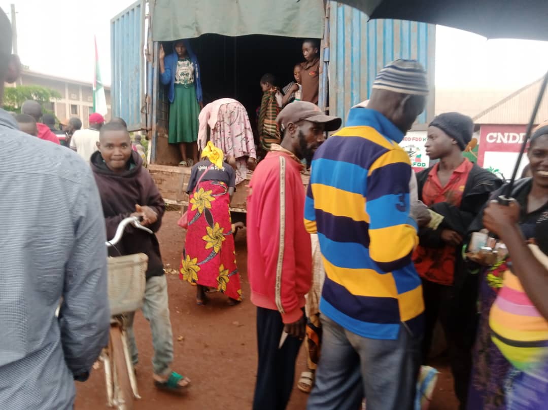 MagazineJimbere's tweet image. 🚶‍♂️Les rapatriés burundais en provenance de la #Tanzanie, arrivés à #Muyinga (@BuhumuzaProvinc) depuis le 3 février 2026, déclarent éprouver des difficultés à retourner dans leurs localités d’origine

💰 Certains déclarent devoir débourser plus de 200 000 FBu aux conducteurs de