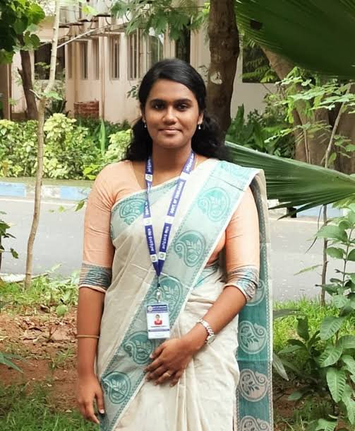 UpscRepublicX's tweet photo. Meet UPSC CSE 2025 Woman topper Rajeshwari Suve M 2nd Rank 

She was also TNPSC 2024 Topper https://t.co/gNtVacfnJF