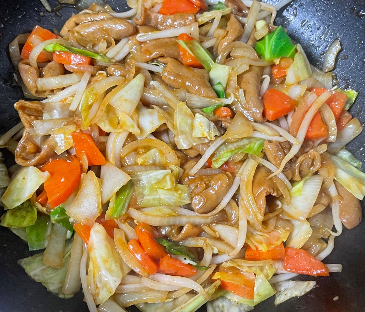 死ぬほど美味しそう...!!
いつもの野菜炒めに
ホルモン(こてっちゃん)加えて、
味噌で味付けしてみました😆