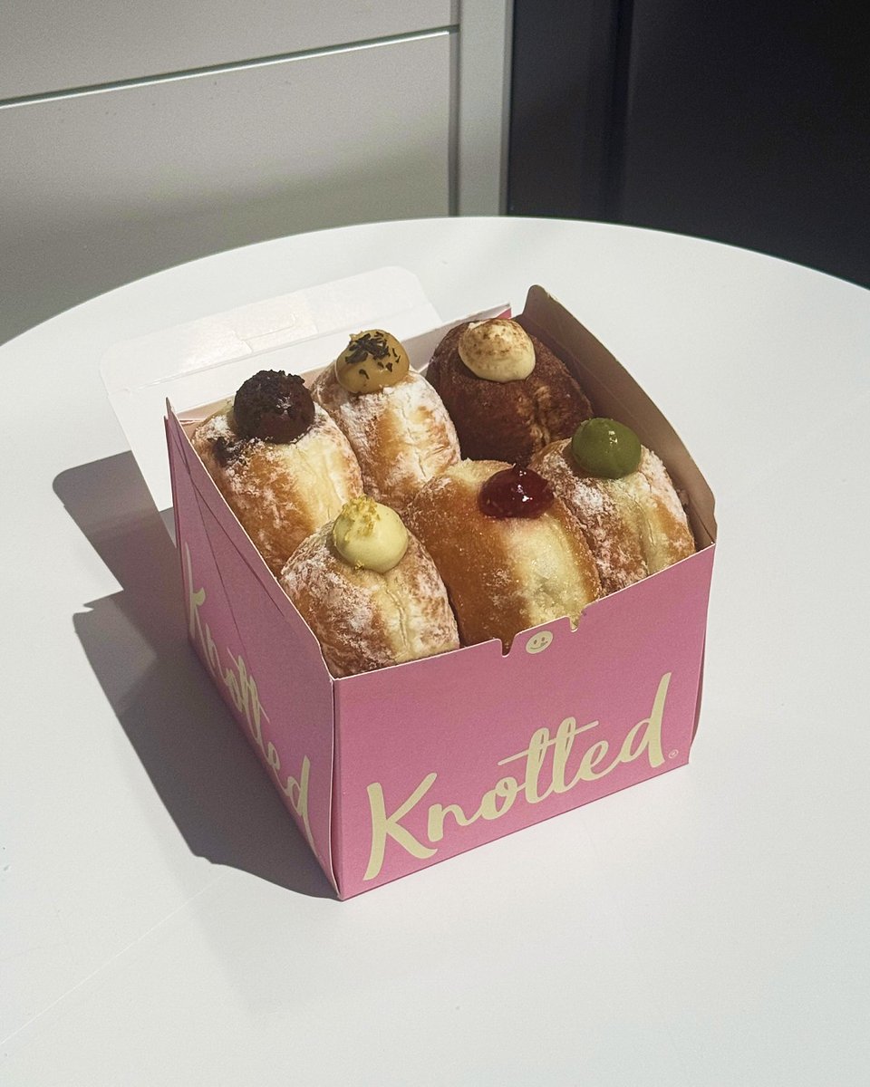 halfpricepacka1's tweet image. We had the pleasure of working with Cafe Knotted to create custom bags and bakery boxes that match their fun, warm, and premium vibe.
#custompackaging #foodpackaging #bakeryboxes #donutboxes #packagingdesign #designideas #halfpricepackaging