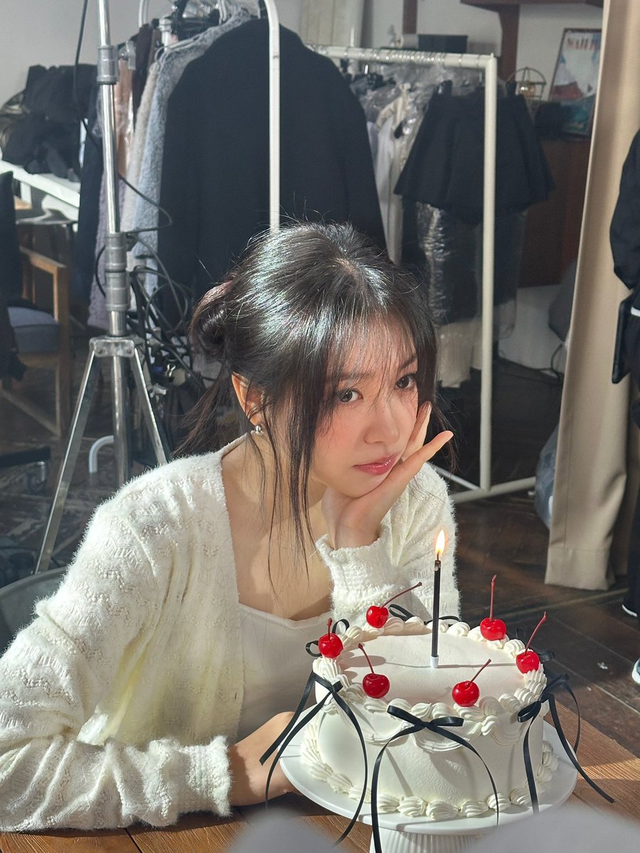 cuteyeripics's tweet photo. birthday girl 🤍 https://t.co/ywaPOWMNmB