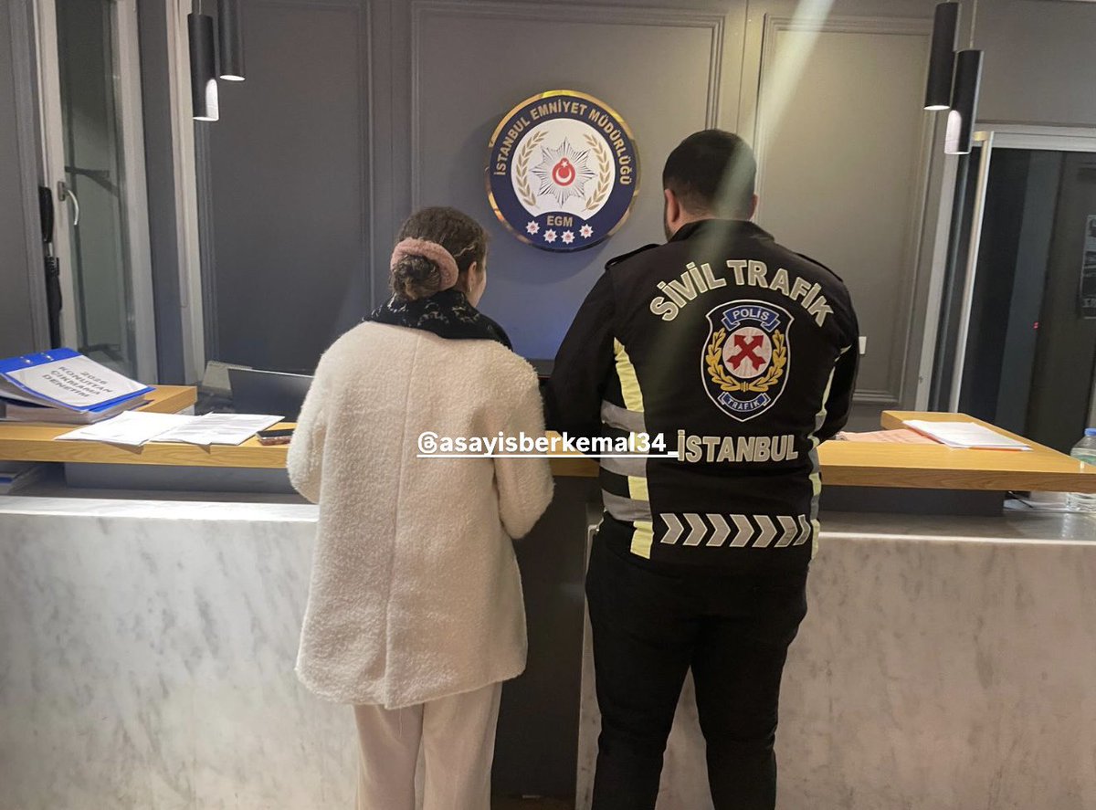 Trafik güvenliğini tehlikeye düşürerek yol kesen araç sürücüsü ve yolcu konumundaki kişiye 14 bin 492 lira idari para cezası uygulandı.