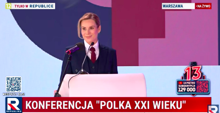 RepublikaTV's tweet photo. #NaŻywo | Marta #Nawrocka (@prezydentpl): kiedy dziś na was patrzę, ta odwaga jest tutaj, w każdej z nas, w kobietach, które prowadzą firmy, które pracują w administracji, w służbach, w szpitalach, w szkołach, które codziennie łączą życie zawodowe z troską o rodzinę, które wspierają innych, choć same często mierzą się z trudnościami. Polska XXI wieku to kobieta, która potrafi być nowoczesna, która rozumie świat globalnych zmian, ale nie zapomina o wartościach (...).
#tvrepublika #włączprawdę