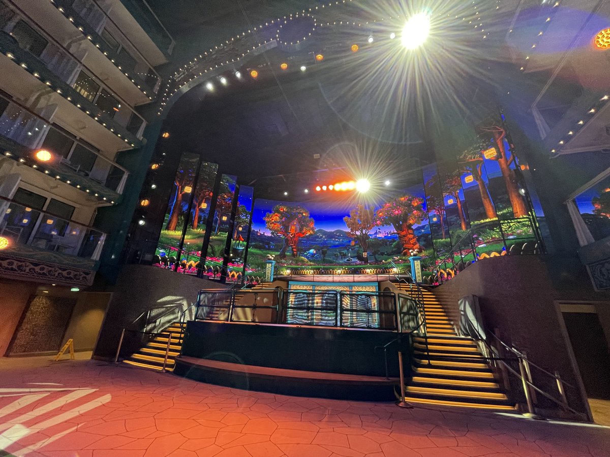 ディズニーアドベンチャーより

夜のガーデンステージのライトアップが綺麗です！