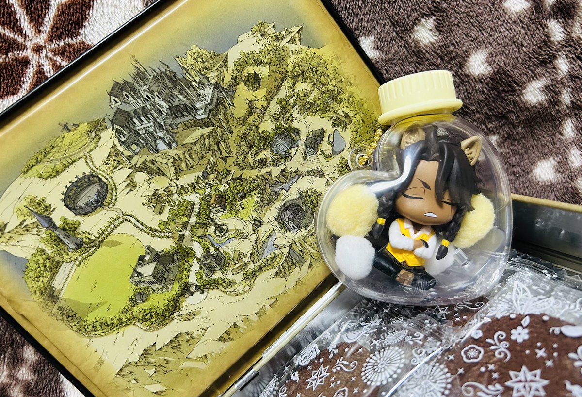 ツイステ展のベイクドショコラ、缶が欲しくて買っちゃったんだけど...内側が地図？になってるの良過ぎるんだよね
あっ、ベイクドショコラ美味しかったです