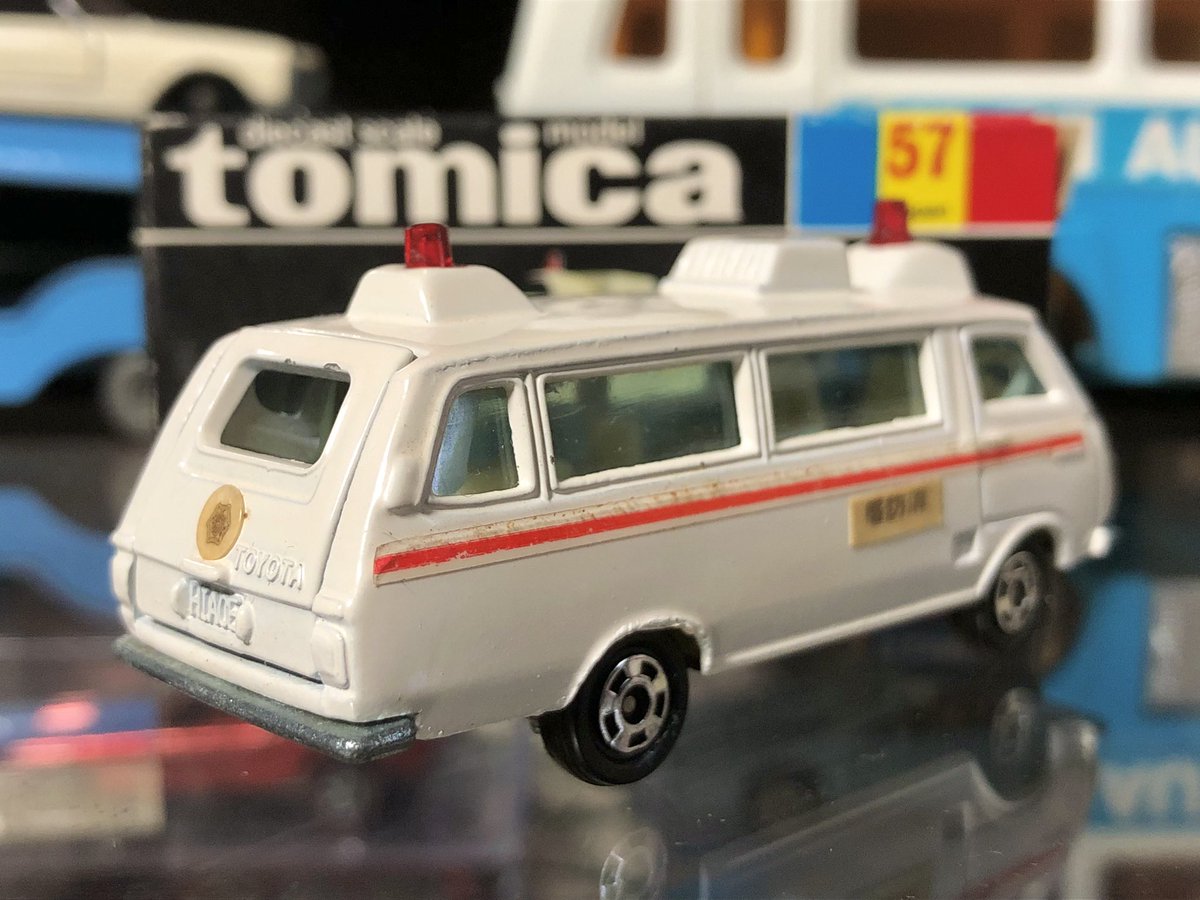 黒箱トミカ 57-1-5 トヨタ ハイエース コミューター 救急車 初期の赤