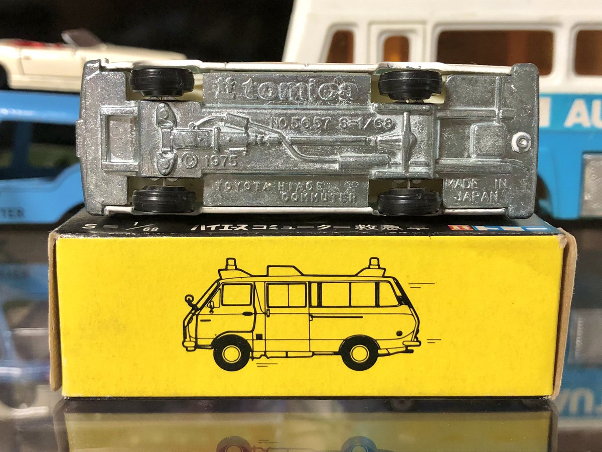 黒箱トミカ 57-1-5 トヨタ ハイエース コミューター 救急車 初期の赤