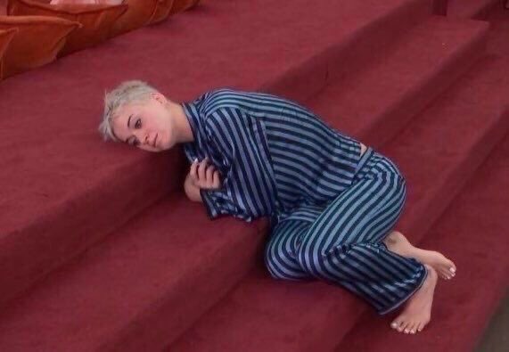 Me he tropezado delante de mi vecino el ciego y se me ha caído el móvil:

Mi vecino: Hola Ana 😂!
Yo:¿Me has conocido por la voz?
Él:¿Has hablado?
Yo:¿Entonces por qué?
Él:Un caballero diría que por el perfume, pero yo no tengo caballo. Es que siempre se te cae todo hija.