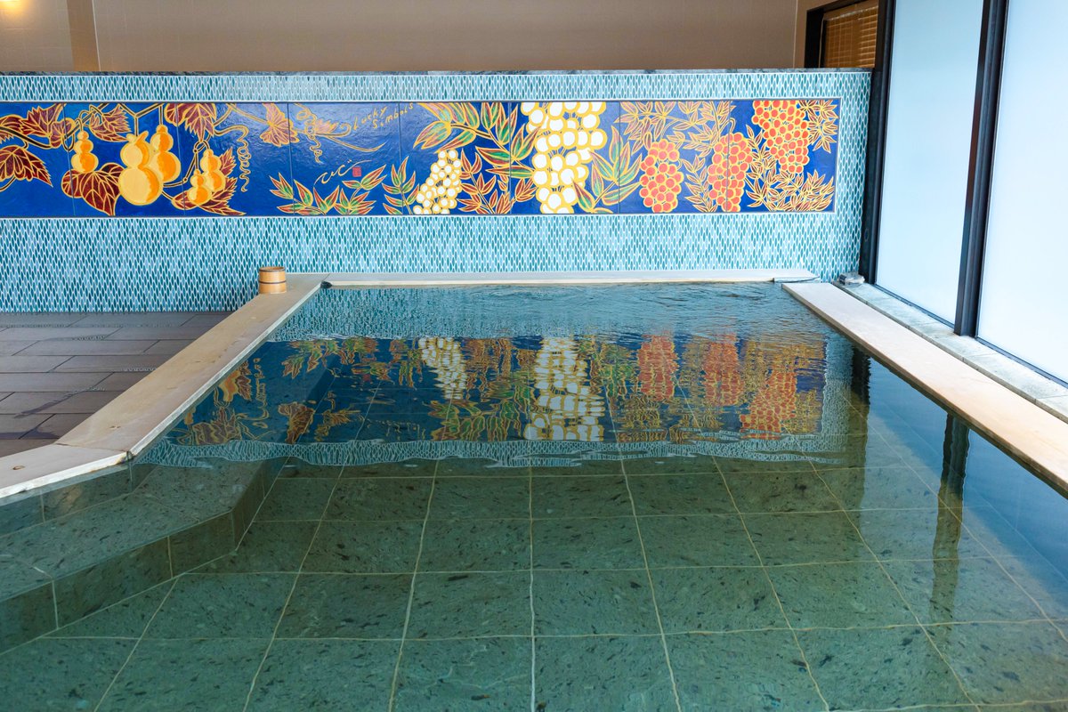 kyoto_onsen's tweet photo. 【京湯元 ハトヤ瑞鳳閣】

ホテルの地下から湧き出る自家源泉を使った天然温泉をご満喫いただける「ハトヤ瑞鳳閣」。東山の湯と西山の湯では画家・木村英輝氏の壁画をご覧いただけます。
ここにしかない趣深い京都の旅をお愉しみください。

https://t.co/7CTFxqiva9

＃ハトヤ瑞鳳閣
＃京都温泉巡り https://t.co/5zWzAJHovk