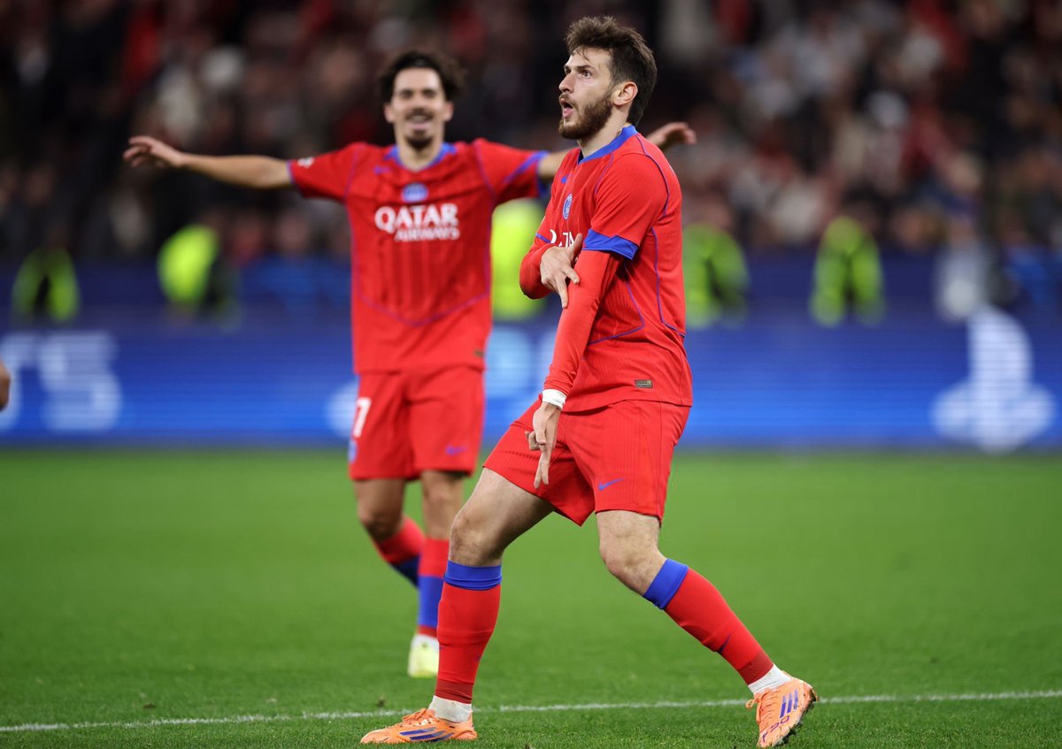 🚨🔴🔵 « Je lui ai posé la question de savoir s’il avait envie de rester à Paris longtemps, Kvara m’a dit, dans un sourire : “Je ne bouge pas.” Mais Khvitcha, vous le sentez quand il n’est pas bien. À Naples, les derniers mois, c’était difficile. Là, je le sens épanoui. Je sais