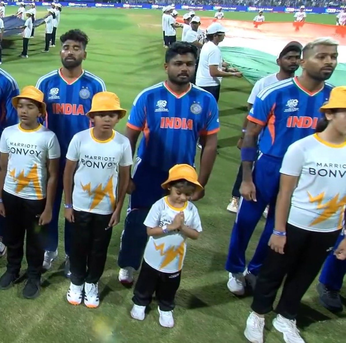 shilpa_cn's tweet photo. A child folding hands and singing the National Anthem as the #INDvsENG match began was such a beautiful sight. ❤️🇮🇳✨ https://t.co/9hha6LnIPp