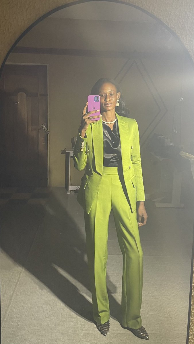 kathie_wayne's tweet photo. Day 18 of posting my business here everyday till you get familiar and patronize me✨

This is a 3 piece suit I made for myself last year.
Double-breasted Peak-lapel suit jacket
Straight-leg Pants
A silk inner top.

DM for your custom made outfits and bookings, let's create your dream fit!  

Please kindly repost 🙏🙏  
#WomenInSuits #CustomSuits #TheSuitmaker