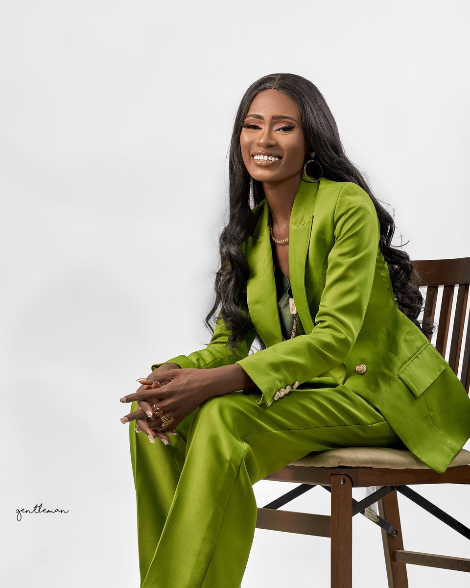 kathie_wayne's tweet photo. Day 18 of posting my business here everyday till you get familiar and patronize me✨

This is a 3 piece suit I made for myself last year.
Double-breasted Peak-lapel suit jacket
Straight-leg Pants
A silk inner top.

DM for your custom made outfits and bookings, let's create your dream fit!  

Please kindly repost 🙏🙏  
#WomenInSuits #CustomSuits #TheSuitmaker