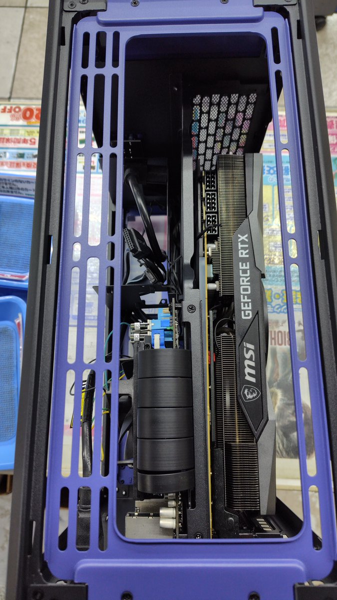 TSUKUMO_HONTEN's tweet image. 【本店2F】
先日発売のmini ITXケース
#Thermaltake TR100に大型ビデオカードつけてみました

MSI GeForce RTX3080 GAMING X TRIO
カードサイズ 323 x 140 x 56mm

TR100の対応ビデオカードサイズは
2.5インチドライブ搭載時：最長347mm、最大幅70mm
となっているので、幅・長さともに余裕あり😆