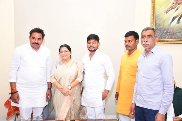 RajniTiwari_'s tweet image. सामाजिक सद्भाव, समरसता और स्नेह के पर्व होली के अवसर पर कल आवास इन्द्रप्रस्थ पर पधारे प्रियजन।
#HappyHoli

@BJP4India @narendramodi @AmitShah @NitinNabin @BJP4UP @myogiadityanath