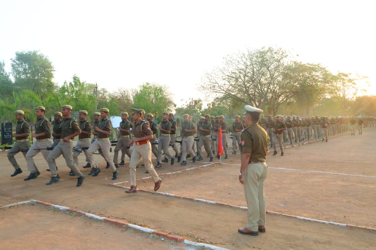 आज दिनांक 06.03.2026 को सेनानायक महोदय श्री अजीत कुमार सिन्हा (IPS) द्वारा परेड का निरीक्षण किया गया।  परेड के हकदार समस्त अधिकारी/कर्मचारी एवं प्रशिक्षणाधीन रि0आ0ना0पु0 उपस्थित रहे। वाहिनी में उपस्थिति जवानों को दौड़ चाल, शस्त्राभ्यास आदि कराया गया।  <a href="/adgpacup/">ADG PAC UP</a> <a href="/UPPoliceTrgHQ/">Training Directorate UP Police</a>