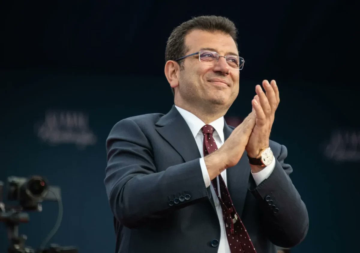 Ekrem İmamoğlu 

Cumhurbaşkanlığı adaylığıma, beni cezaevine koymalarına rağmen tam 15,5 milyon kahraman destek verdi.

O desteğin sadece bana değil, Türkiye’nin demokrasi mücadelesine olduğunu da biliyorum. 

( Gazete Pencere)