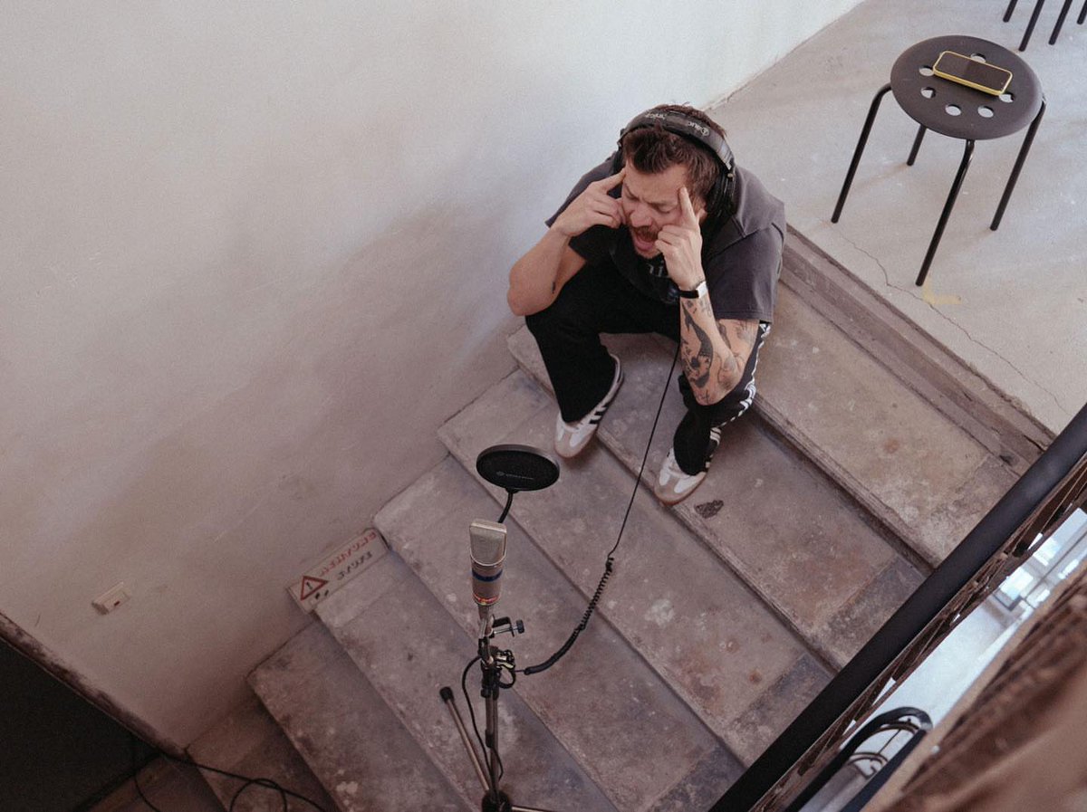 ele gravando na ESCADA homem doente