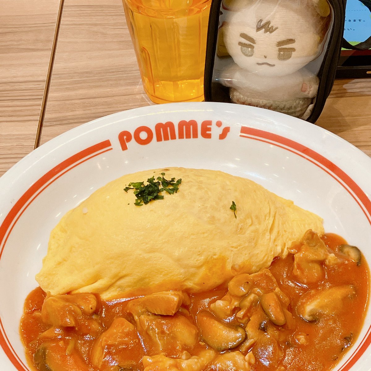 👤 マヴトリちゃん、メインの前にサラダを食べようね🥗

🐹 チラ…👀サラダはオーナー食べな！マヴトリはメインを食べるー！