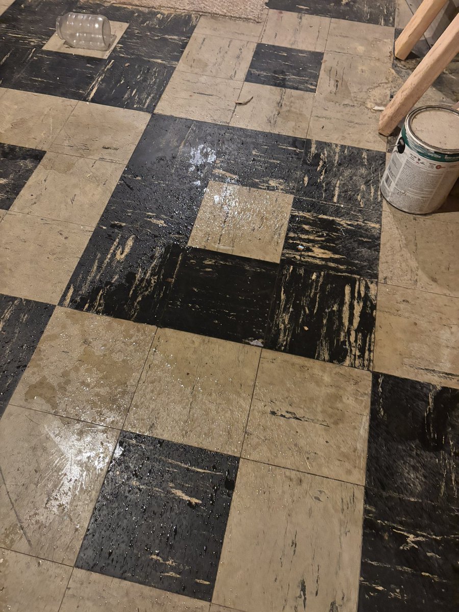 jessleeetee's tweet photo. It felt nice to make one of these videos again. And the sound of my puddle I made with my feet was AMAZING #pee #peeing #piss #pissing #pissfetish #peefetish #basementpee #basementpiss #pissmarking #pussy #naked #pisswhereyouwant #peewhereyouwant #pissplay #pissslut #peeslut https://t.co/DWxg3zUiRO