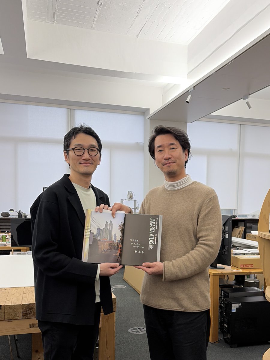 k_w_z's tweet photo. アジア建築研究の第一線で活躍する同僚の林憲吾さんが、昨年２冊の書籍を出版されたとのことで、遊びに来てくれた。
１冊は、データを地図化することでジャカルタを多面的に分析する研究。
もう１冊は、東南アジア９都市・900件の建築を総覧する贅沢な本。
しかもweb版は無料公開とのこと。すごい！！ https://t.co/nDQ5XiijKH