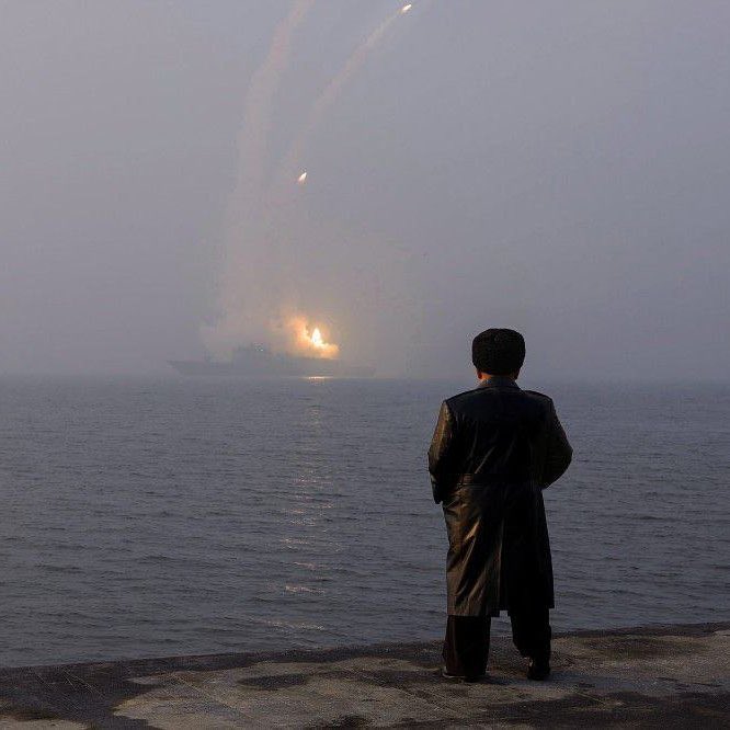 sauban804's tweet photo. 🇰🇵 North Korea conducted a missile test from a warship.

Excluded from the Middle East war, Kim Jong-un watched the moments alone on the beach. https://t.co/FlmHPp2BcL