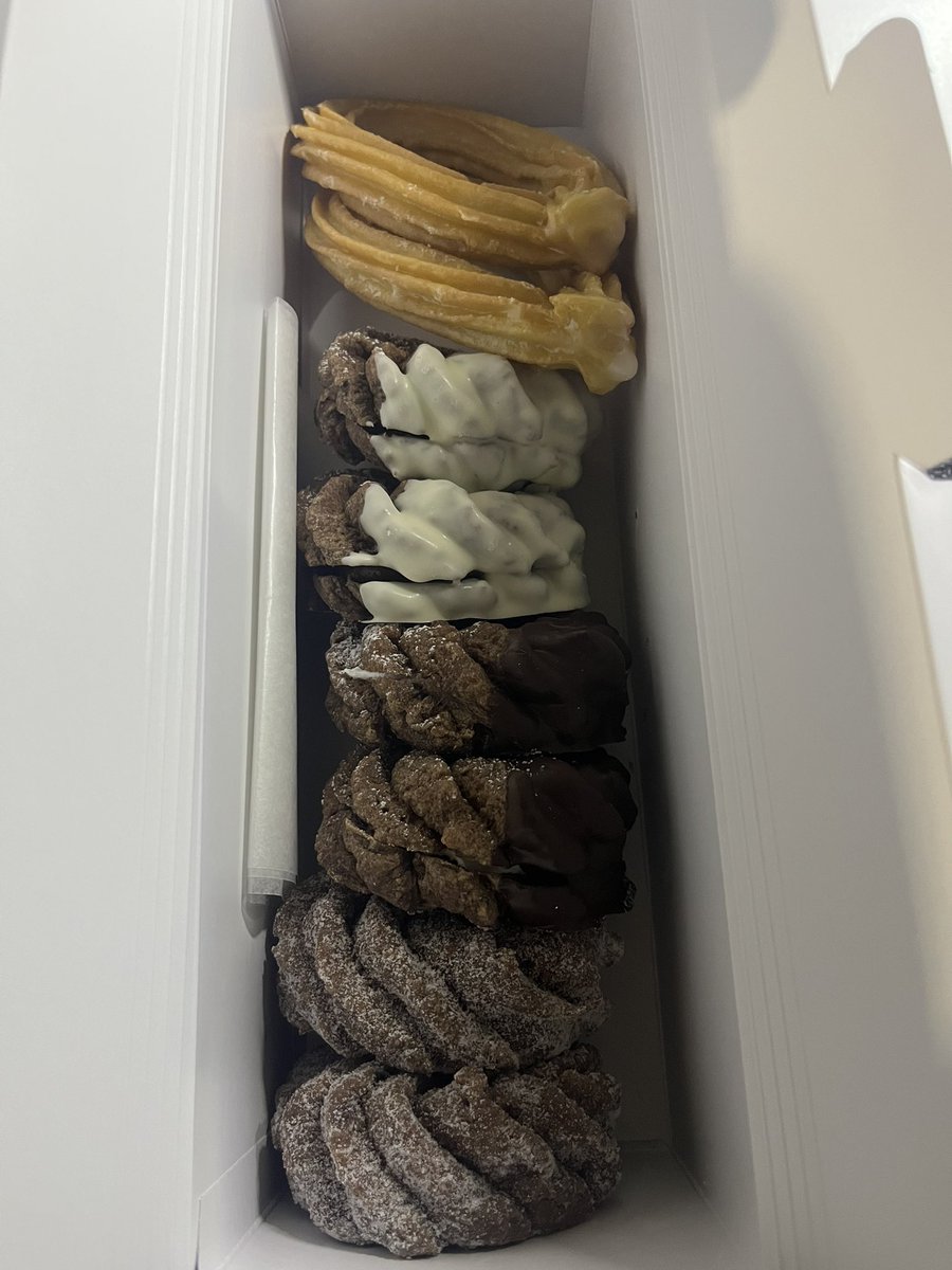 銀だこ創業祭で買いに行っただけなのに、隣にミスドの店舗があって気づいたらミスドも買ってた(   ᐕ)ｱﾚｪ?