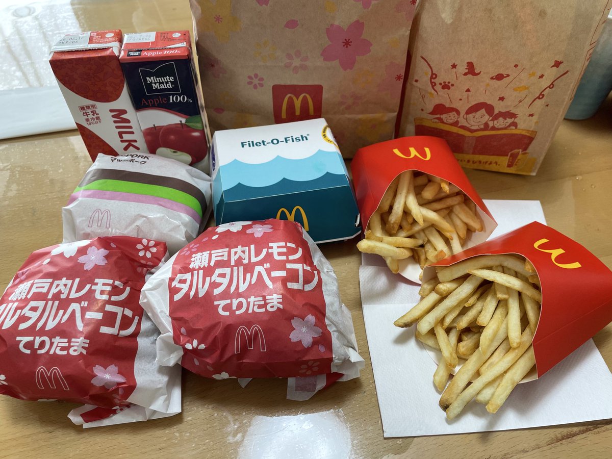 HelloCMAJCK's tweet photo. Juice=JuiceのWEB広告見ててりたま買ってきた！期間限定もの初めて食べたけど普通のてりやきより断然好き！レモンがさわやかで美味しかった〜！
#盛れてりたまーレ 
#マクドナルド
#瀬戸内レモンタルタルベーコンてりたま https://t.co/N3H19ryqqI