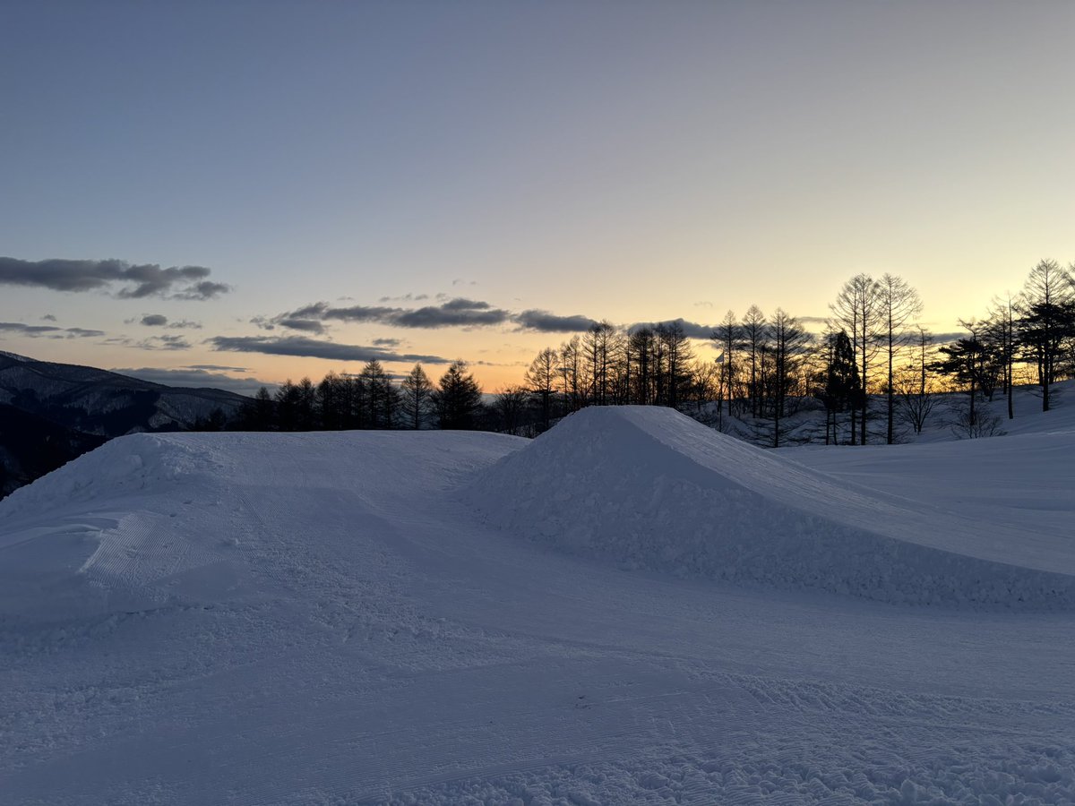 shiratorikogen's tweet photo. こんにちは😊
スノーウェーブパーク白鳥高原です
最近は暖かくて、時には春らしいシャバ雪の日も
ありましたが、週末から来週にかけては気温が下がり
雪の予報も出ています❄️

日本一長い2000mのそりコースや、
初心者から楽しめるジャンプ台もあります🏂

春の雪山、まだまだ楽しめそうですよ⛷️ https://t.co/7JEcNMsuiR