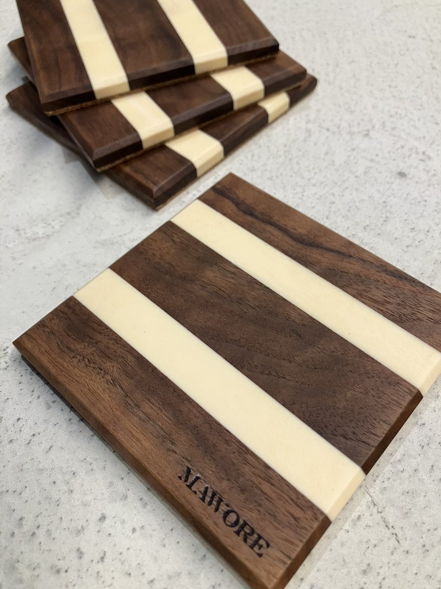 MAWORE2020's tweet photo. Coaster
〜ウォルナットで作られたコースター〜
⁡
【サイズ】
幅 90mm
奥行 90mm
厚さ 約8mm

【カラー】
ホワイト

【木の種類】
ウォルナット

その他の投稿＆
MAWORE ONLINE SHOP/メルカリshops
→@mawore2020

#レジン作品 #レジン作家 #レジン雑貨 #コースター #キッチン雑貨 #resin https://t.co/YzN9PGuGLQ