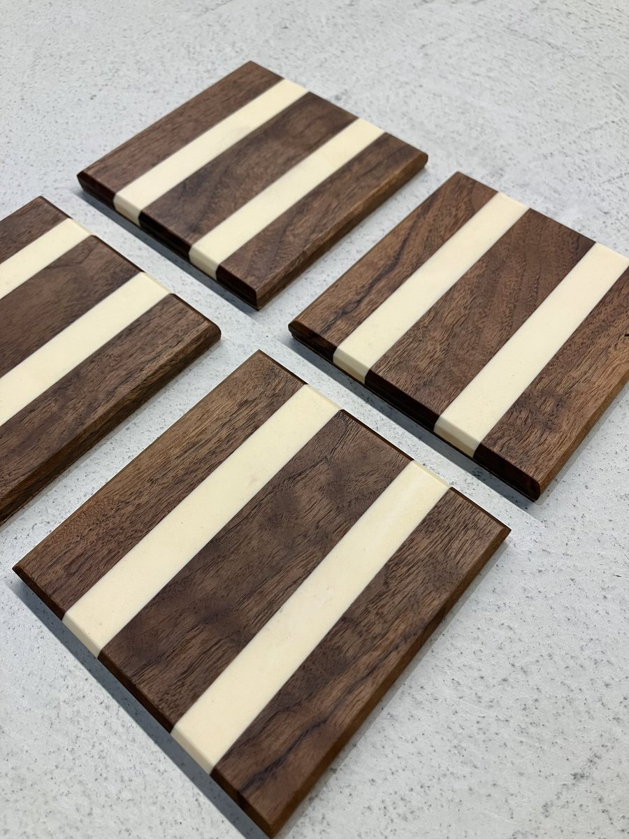 MAWORE2020's tweet photo. Coaster
〜ウォルナットで作られたコースター〜
⁡
【サイズ】
幅 90mm
奥行 90mm
厚さ 約8mm

【カラー】
ホワイト

【木の種類】
ウォルナット

その他の投稿＆
MAWORE ONLINE SHOP/メルカリshops
→@mawore2020

#レジン作品 #レジン作家 #レジン雑貨 #コースター #キッチン雑貨 #resin https://t.co/YzN9PGuGLQ