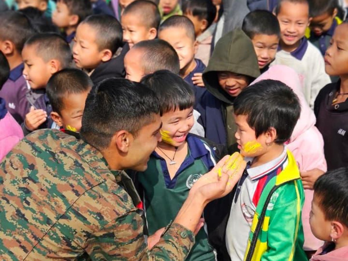 tamang4684's tweet photo. One Spirit, Many Colours!
AssamRifles and Dao Division troops under SpearCorps joyfully celebrated Holi with 90 Meira Paibis in Pallel, Kakching District, Manipur, and with students of Sunrise School in Hayuliang, #ArunachalPradesh #IndianArmy #CommunityBonding #FestiveSpirit https://t.co/i0zrZmw0f8
