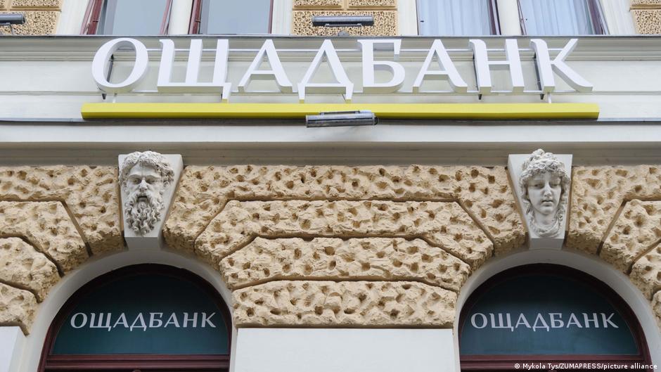 dw_russian's tweet photo. Власти Венгрии захватили в заложники семерых украинских граждан, заявил министр иностранных дел Украины Андрей Сибига. По его словам, речь идет о сотрудниках государственного "Ощадбанка", которые в выполняли рейс на двух инкассаторских автомобилях между Австрией и Украиной, перевозя деньги и ценности.

"Причины, а также их состояние здоровья и возможность связи с ними до сих пор неизвестны. Фактически речь идет о том, что Венгрия взяла заложников и похитила деньги. Если это та "сила", о которой сегодня говорил господин Орбан, то это сила преступной банды. Это государственный терроризм и рэкет", - написал Сибига в соцсети Х, отметив, что Будапешту отправлена официальная нота с требованием немедленного освобождения упомянутых граждан.

"Ощадбанк" обнародовал заявление, в котором подтвердил похищение своих сотрудников. По данным GPS-сигнала, в настоящее время незаконно задержанные автомобили банка находятся в центре Будапешта, рядом с одной из силовых структур Венгрии. В "Ощадбанке" подчеркнули, что перевозка средств и ценностей осуществлялась "в рамках и во исполнение" международного соглашения с австрийским "Райффайзенбанком". Объем ценностей, находившихся в автомобилях, составлял 40 млн долларов США, 35 млн евро и 9 килограммов золота
https://t.co/PWV5GNkhUP