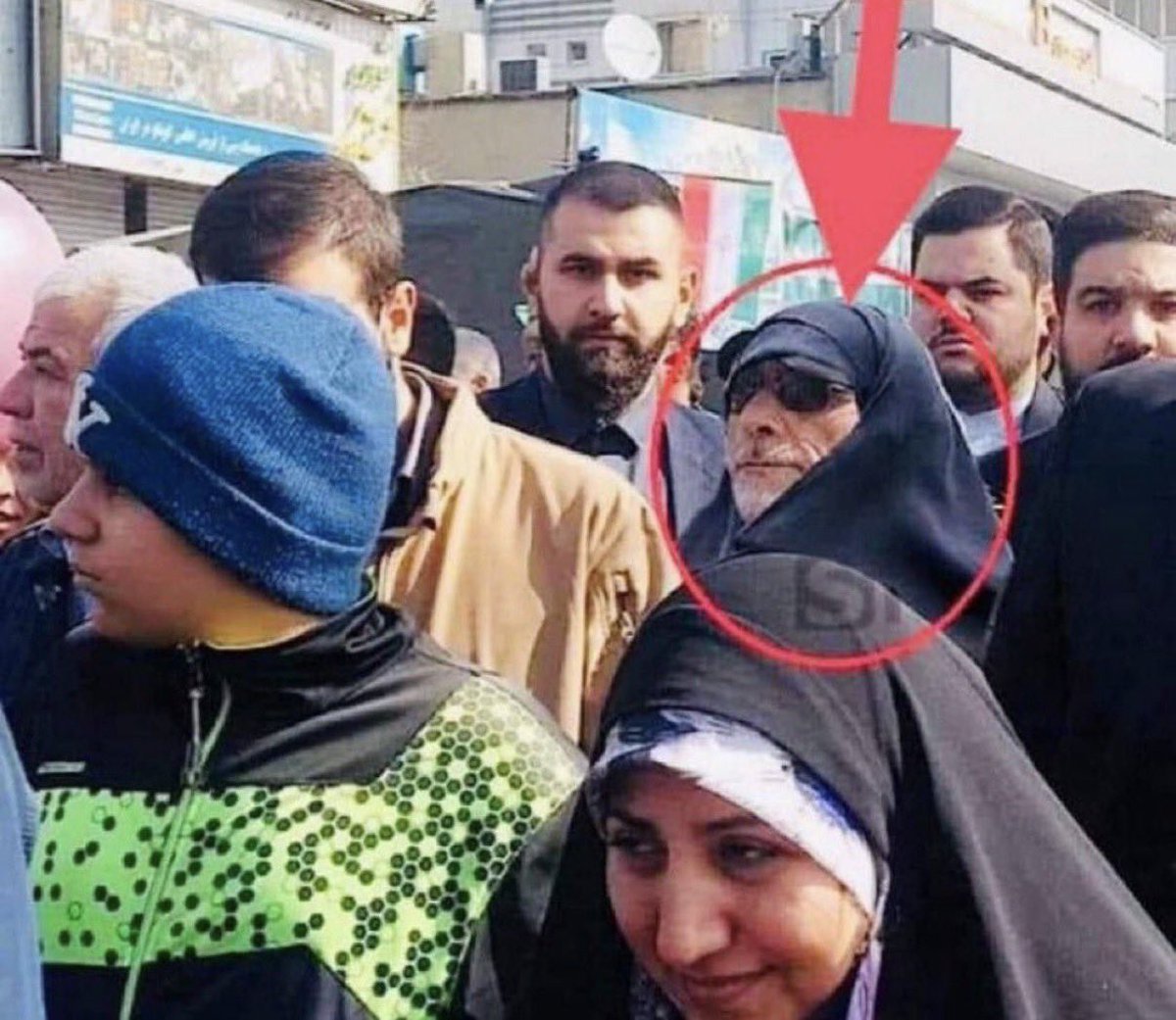 AzzurraBarbuto's tweet photo. Circolano voci secondo cui membri dei Basij, milizia paramilitare iraniana che durante proteste e tensioni spesso opera in borghese, si stiano travestendo da donne per evitare identificazioni. Trovo che sia un curioso contrappasso: bastonavano a morte le donne per una ciocca di capelli fuori dal velo e ora il velo sono costretti ad indossarlo per mettersi in salvo.