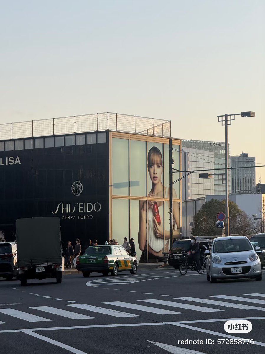 ป้าย shisedo น้อง #LISA ที่ฮาราจุกุคือแข่งกับ skims ที่ลอนดอนเลย ความใหญ่🤣