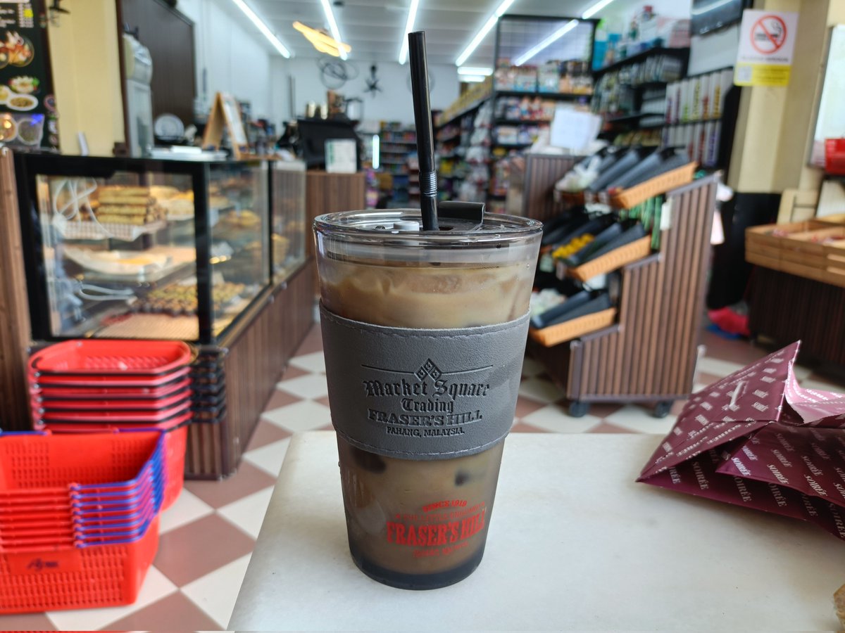 これでもう飲み物をこぼさない

ココナッツラテとタンブラー
セットでRM27(約1,000円)