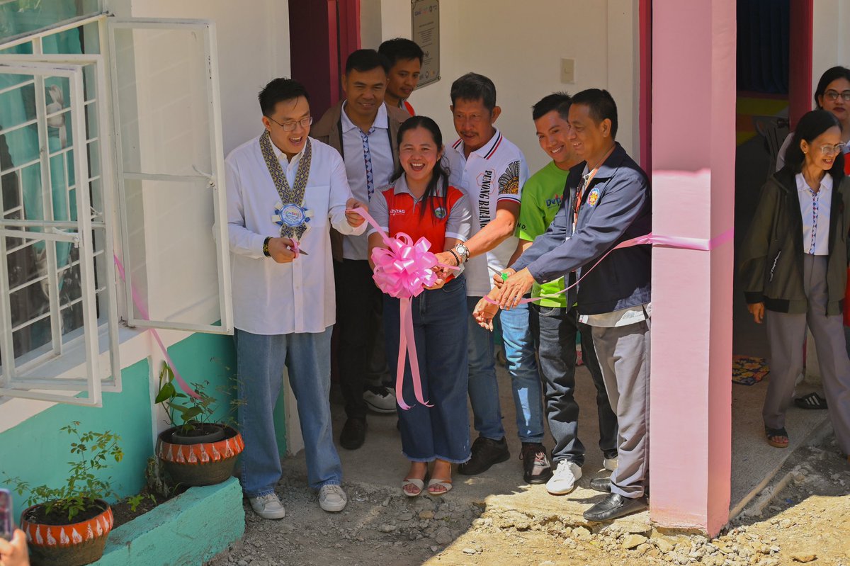 AFTER YEARS OF MAKESHIFT CLASSROOMS, A LAST-MILE SCHOOL IN QUEZON FINALLY HAS NEW ONES 🏫

For years, students of Siain Elementary School in Buenavista, Quezon held classes on the school stage and in makeshift classrooms built from sawali and other light materials.