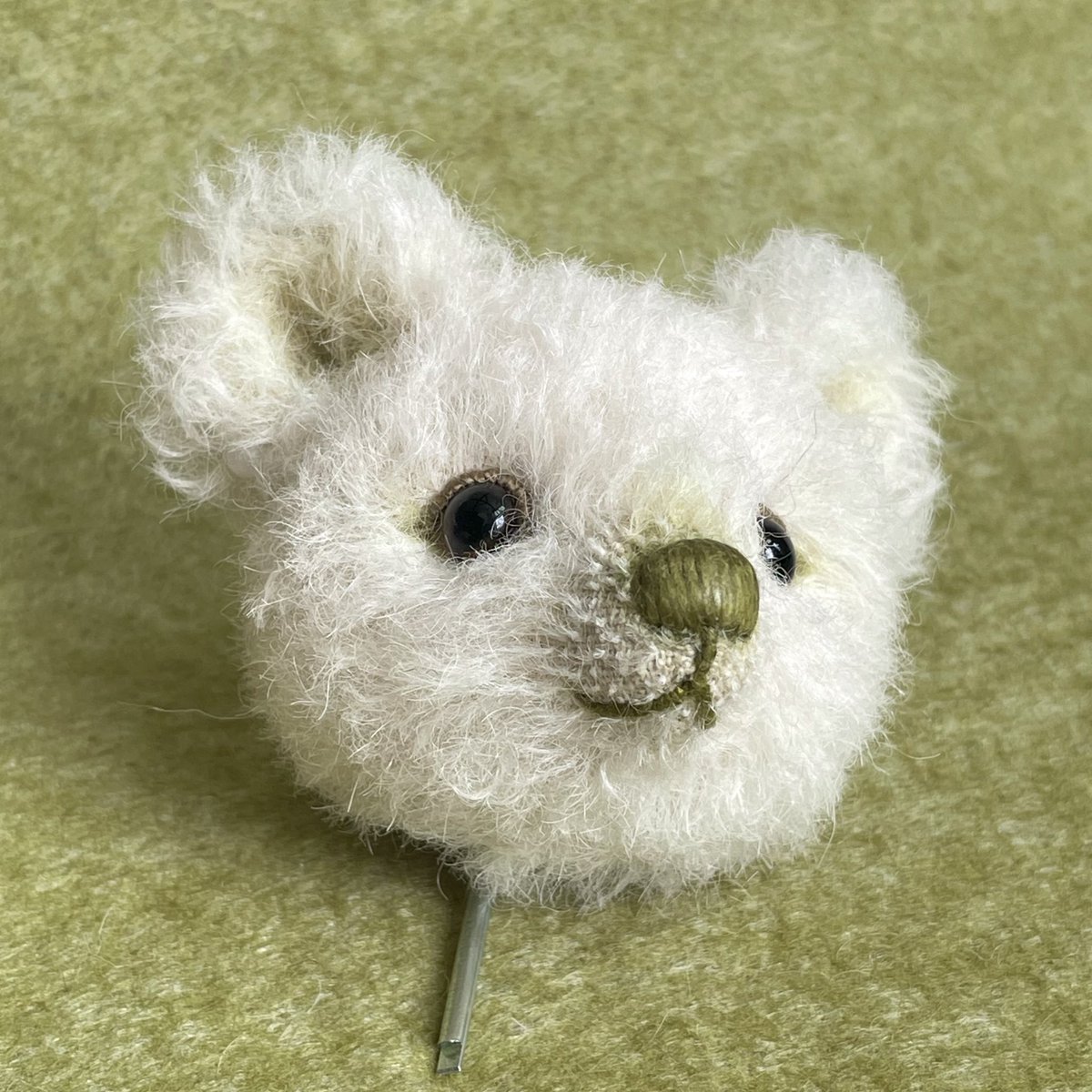 NaokoMarone's tweet image. バニラ色のアルパカファーには、早春を思わせるグリーンを合わせてみたくなりました。
素直で穏やかな表情の子になってくれそうです😊
#テディベア
#teddybear