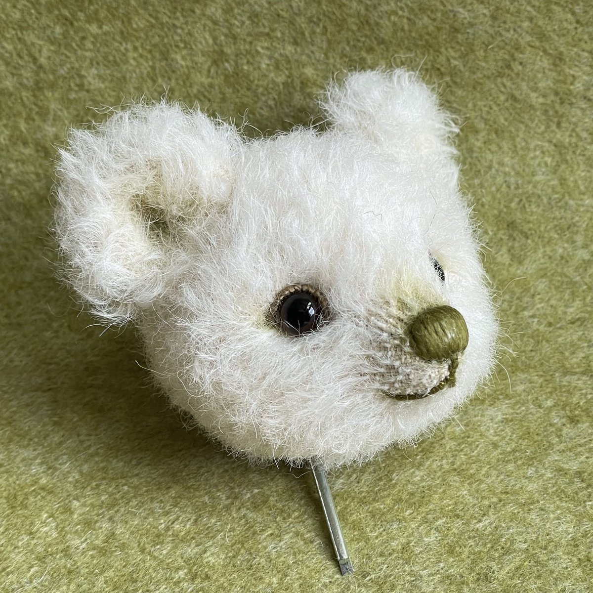 NaokoMarone's tweet image. バニラ色のアルパカファーには、早春を思わせるグリーンを合わせてみたくなりました。
素直で穏やかな表情の子になってくれそうです😊
#テディベア
#teddybear