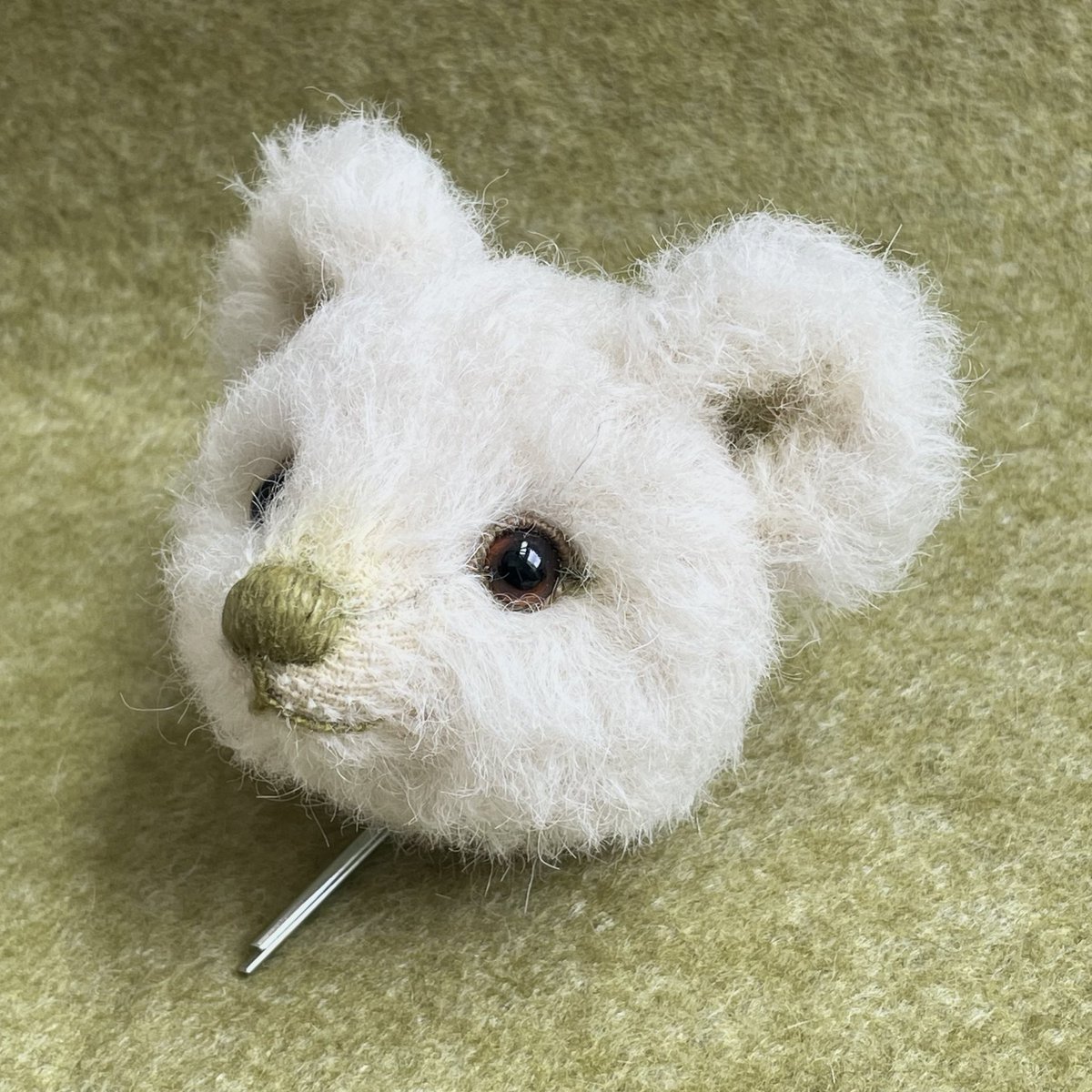 NaokoMarone's tweet image. バニラ色のアルパカファーには、早春を思わせるグリーンを合わせてみたくなりました。
素直で穏やかな表情の子になってくれそうです😊
#テディベア
#teddybear