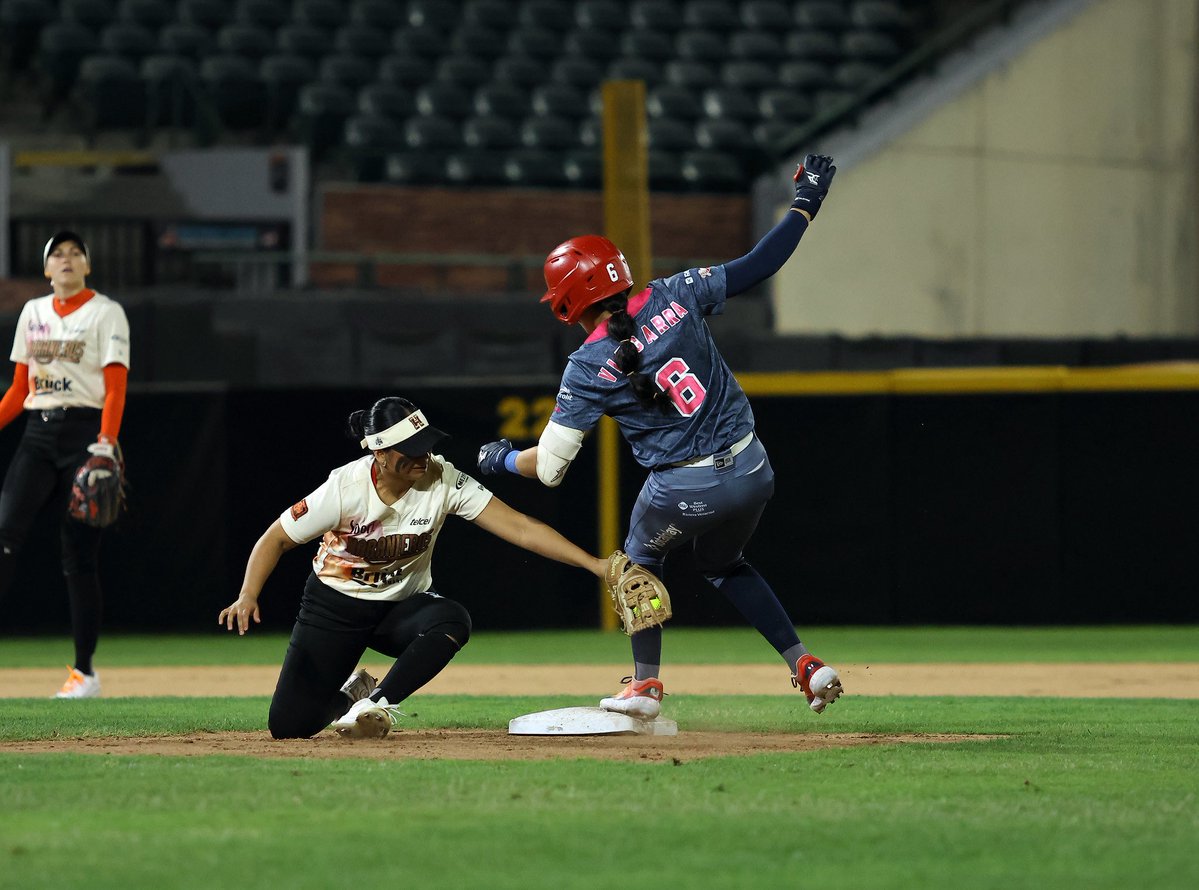 #LMS | ¡AMARRAN SEGUNDA POSICIÓN!

🥎 Las Gloriosas amarraron el segundo lugar del standing general y recibirán semifinal en casa al vencer en ocho entradas cuatro carreras a tres a <a href="/Naranjeroslms/">Naranjeros Softbol Femenil 🥎</a> 

Sencillo de Beers permitió la cuarta para <a href="/elaguilabeisbol/">El Águila de Veracruz</a> 

#Juego2 <a href="/LigaMexSoft/">Liga Mexicana de Softbol</a>