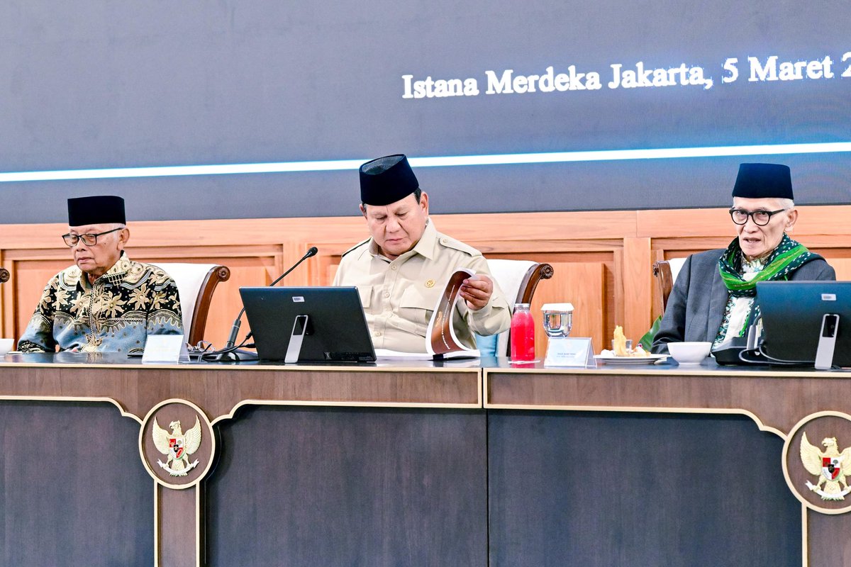 Presiden Prabowo dan para tokoh Islam tersebut juga memanfaatkan momen untuk berdialog mengenai berbagai isu aktual. Diskusi mencakup kesiapan masyarakat menghadapi libur Lebaran di Tanah Air, serta perkembangan dinamika geopolitik global yang tengah menjadi perhatian dunia.
