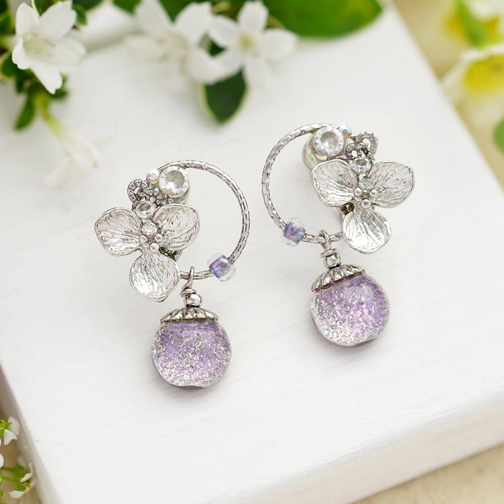TeftefKyoto's tweet image. ＊＊･･･再入荷商品･･･＊＊

【fiora noteぴあり】
jewelry-kyoto.jp/fiora+note/pro…

やさしい紫の花が咲く窓辺と、漂う花の香りをイメージしたデザイン。
ふわりと花の香りが漂ってきそうな瑞々しい紫のガラスと、窓辺の花を思わすモチーフが、耳元をやさしくフェミニンに彩ります🌼✨
#花 #紫
