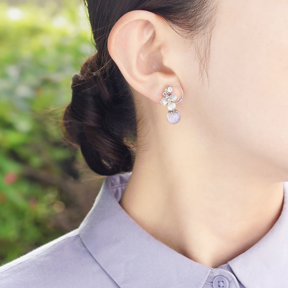 TeftefKyoto's tweet image. ＊＊･･･再入荷商品･･･＊＊

【fiora noteぴあり】
jewelry-kyoto.jp/fiora+note/pro…

やさしい紫の花が咲く窓辺と、漂う花の香りをイメージしたデザイン。
ふわりと花の香りが漂ってきそうな瑞々しい紫のガラスと、窓辺の花を思わすモチーフが、耳元をやさしくフェミニンに彩ります🌼✨
#花 #紫